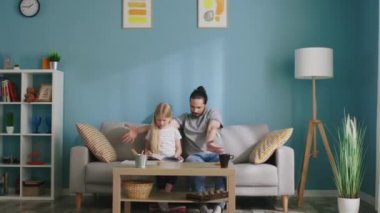 Baba kızıyla eğlendi ve kitap okudu.