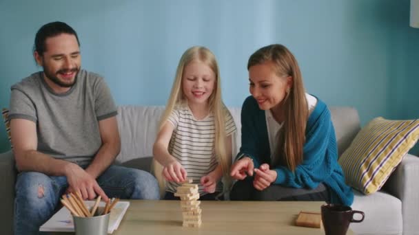 Klein meisje speelt spel met ouders — Stockvideo