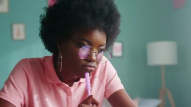 Afro-Amerikalı Kadın Düşünüyor