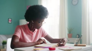 Genç kadın kitap okuyor.