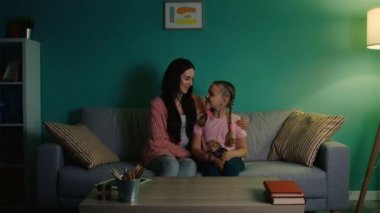 Küçük Kız ve Genç Anne 'nin Portresi Evdeki Koltukta Oturuyor