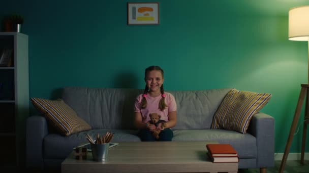 Ritratto di ragazza felice seduta sul divano — Video Stock