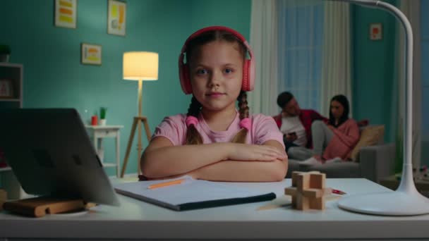 Portræt af Pretty Schoolgirl Sidder ved skrivebordet – Stock-video
