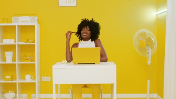 Προσωπογραφία της αφρικανικής γυναίκας κίτρινο ρετρό γραφείο — Αρχείο Βίντεο