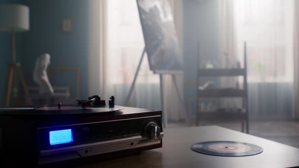 Retro Vinyl Player na stole — Stock video