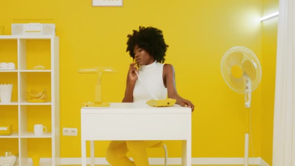 Bossy Black Woman Has Tense Phone Conversation — Stock Video