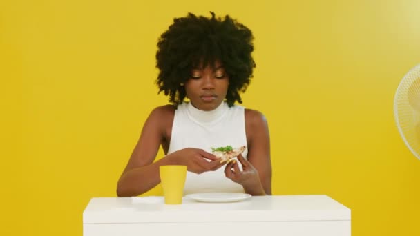 Černá žena jí pizzu s Arugulou — Stock video