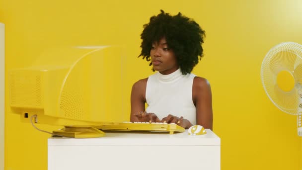 Krásná černošky žena pracuje na Retro PC — Stock video