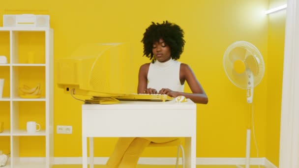 Mulher negra está trabalhando no PC amarelo no escritório criativo — Vídeo de Stock