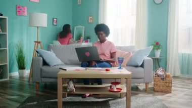 İki Kadın Öğrenci Evde Kalacak