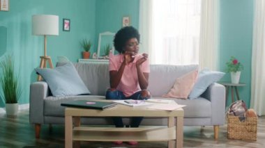 Genç Siyah Kadın Tırnaklarını Dolduruyor