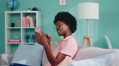 Genç Kadın Arkadaşla Görüntülü Konuşmadan Hoşlanıyor