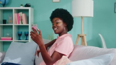 Genç Kadın Video Konuşma Uygulaması Kullanıyor