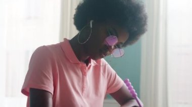 Kadın öğrenci akademik araştırma yapıyor.