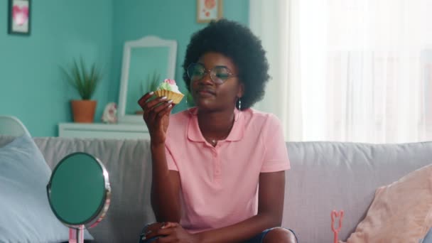Mujer Afroamericana con Pastel Pequeño — Vídeos de Stock