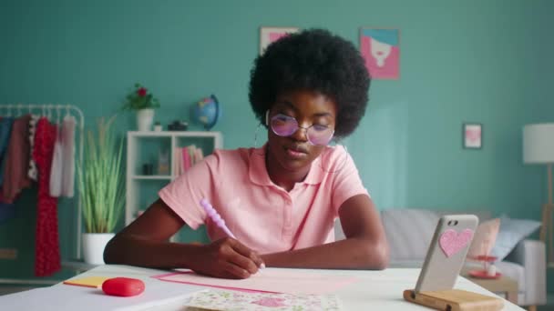 Mujer Afroamericana Estudia y Tiene Videoconferencia — Vídeos de Stock