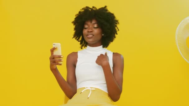 Afrikalı Kadın Sarı İçten Görüntü Arıyor — Stok video