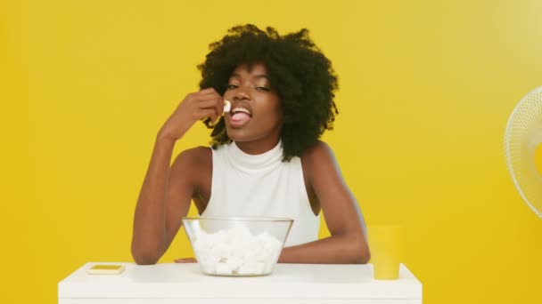 Африканська жінка їсть зефір — стокове відео
