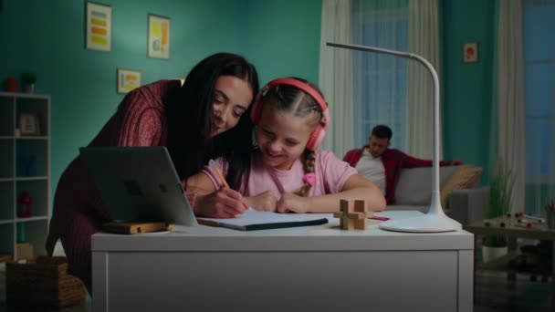Маленькая девочка делает домашнюю работу с мамой — стоковое видео