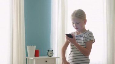 Güzel küçük kız oyun oynuyor.