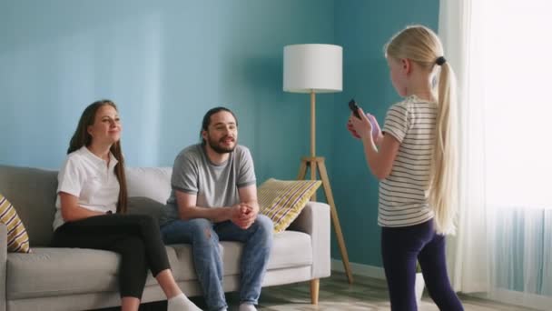 Κορίτσι παίζει παιχνίδι με τους γονείς χρησιμοποιώντας Gadget — Αρχείο Βίντεο