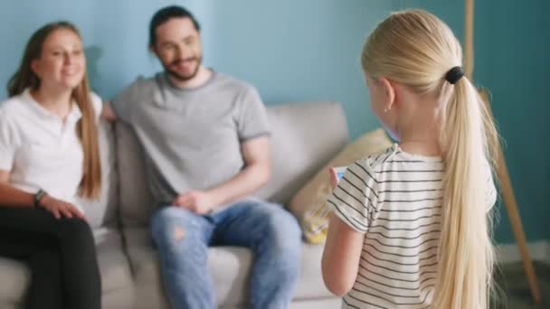 Niña pequeña está jugando juego interactivo con los padres — Vídeo de stock