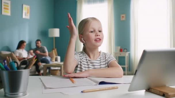 Όμορφη ξανθιά κορίτσι έχει online μάθημα — Αρχείο Βίντεο
