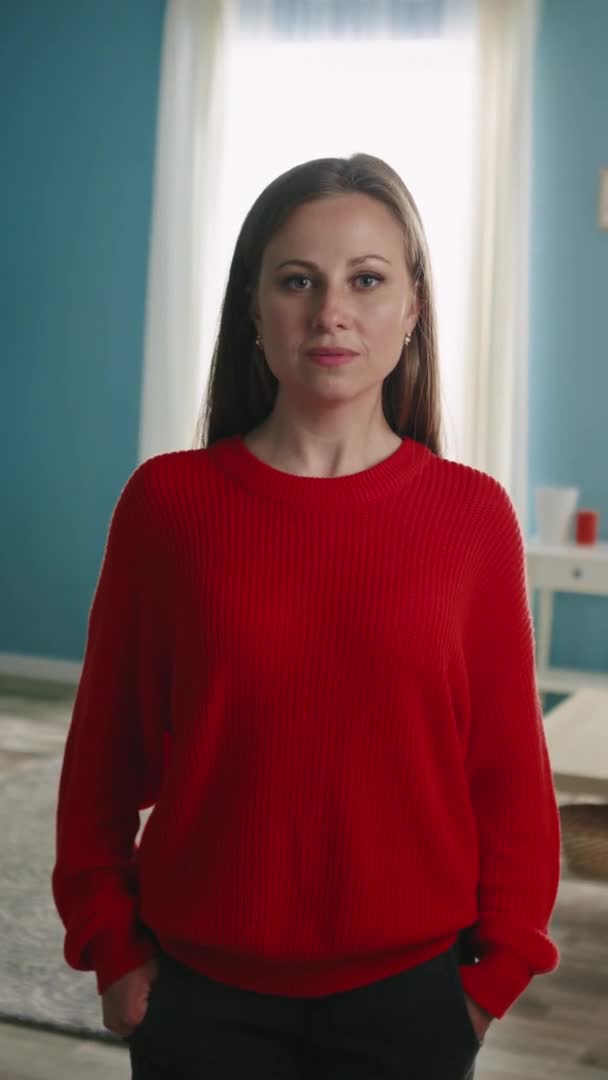 Magabiztos nő piros pulóver portré — Stock videók