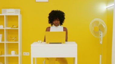 Siyah kadın Retro Office 'de çalışıyor.