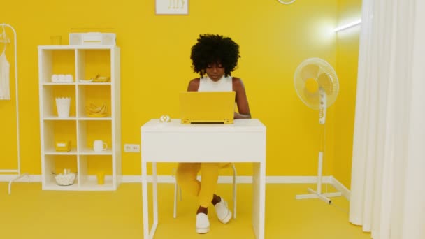 Stílusos nő dolgozik Retro Office — Stock videók