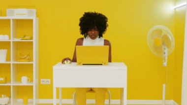 Afro-Amerikalı Kadın çalışırken stres altında