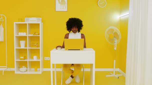 Frau wird bei der Arbeit am Laptop plötzlich energisch und fröhlich — Stockvideo