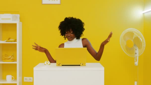 Afrikalı Kadın Ofis Masasında Oturuyor ve Eğleniyor — Stok video