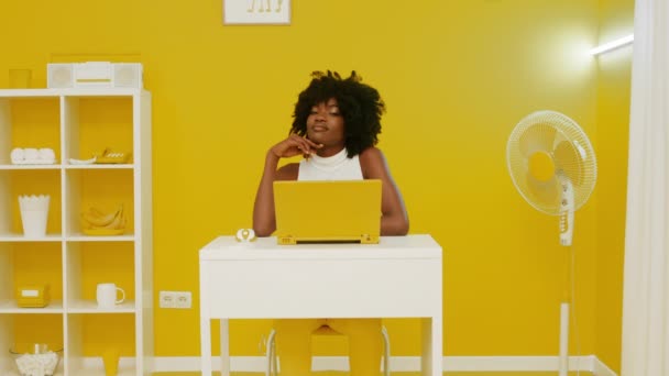 Retrato de mujer africana en habitación amarilla — Vídeos de Stock