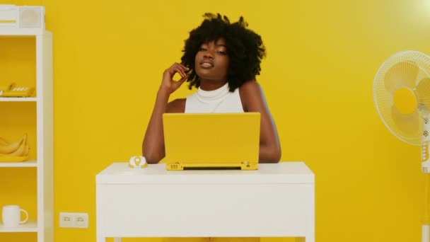 Портрет улыбающейся африканки в жёлтой комнате — стоковое видео