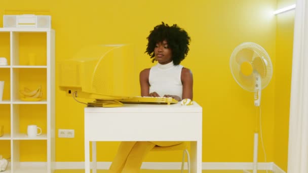 Black Woman Has Fun In Retro Office — Αρχείο Βίντεο