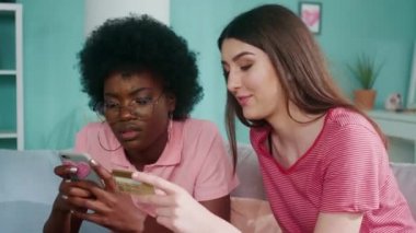 Genç Kadınlar Çevrimiçi Satın Almakla Meşguller