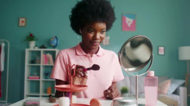 Güzel Afro-Amerikalı Kadın Aynaya Gülümsüyor