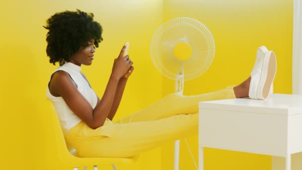 Noir femme est relaxant à l'aide de gadget — Video