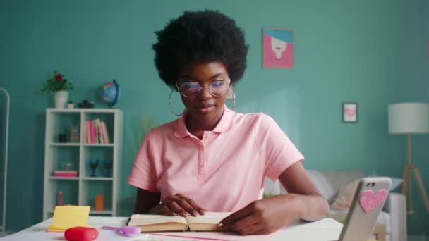 Žena studentka čte knihu — Stock video