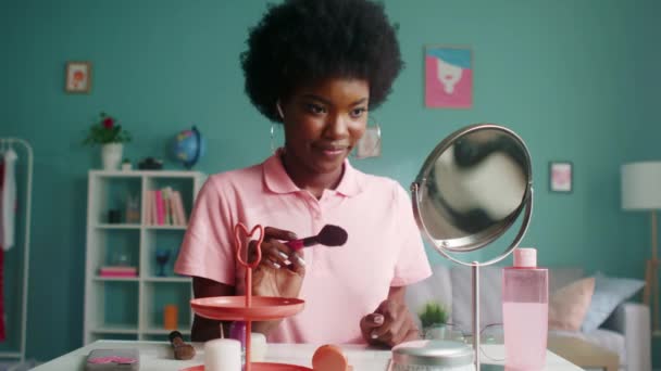 Красивая афроамериканка улыбается в зеркале — стоковое видео
