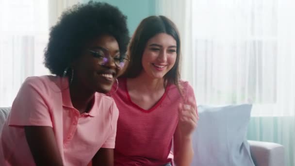 Mladé krásné ženy komunikují online s přáteli — Stock video