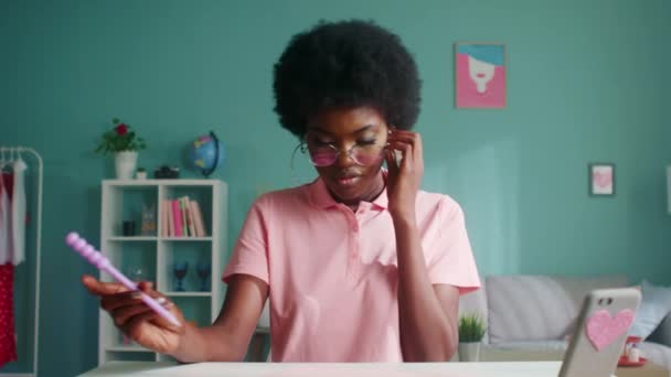 Estudiante mujer está escuchando música — Vídeos de Stock