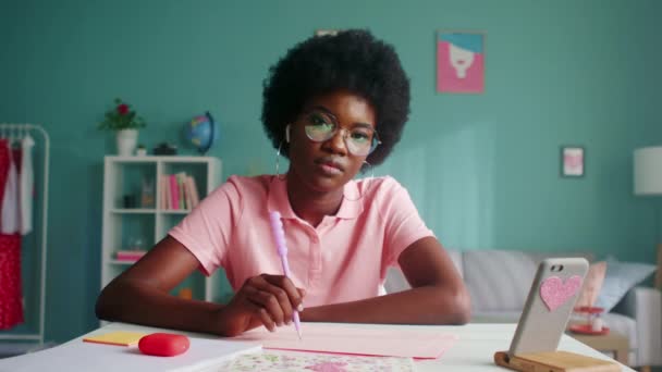 Retrato de una joven estudiante — Vídeos de Stock