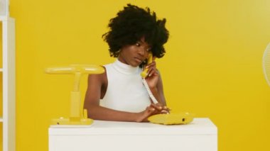 Kadın arama yapmak için Retro Telefon kullanıyor.