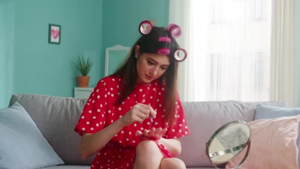 Pretty Woman robi manicure w domu — Wideo stockowe