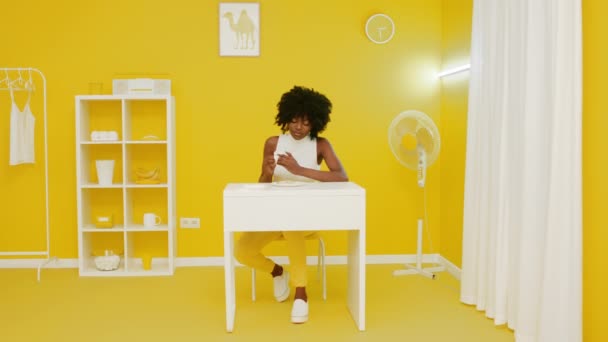 Žena má svačinu v Creative Yellow Room — Stock video