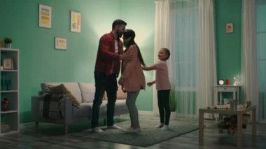 Baba ve Çocuk, anneyi oyun oynamaya zorluyor.