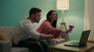 Genç Çiftin Online Kutlaması Var