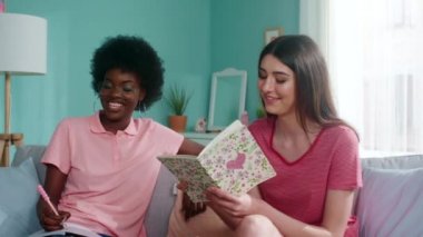 Öğrenci Kadınlar Ödev yapar ve Konuşur